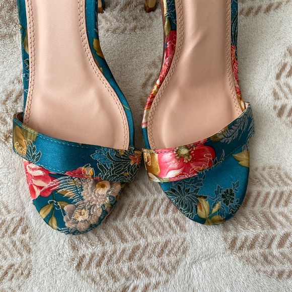 Olivia Jaymes Blue Floral Satin High Heel Size 8 - Picture 3 of 13